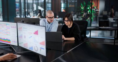 İş Analiz Ekibi, Çoklu Bilgisayarlardaki Yüksek Performans Verilerini Analiz Ediyor