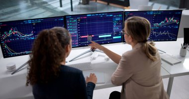 Borsa İşletme 'de Hispanik Kadın Borsa Eğitimi Lideri