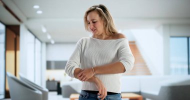 Dermatolog arayan kadınlar kaşıntılı kol kaşıma sedef hastalığına özen gösterirler.