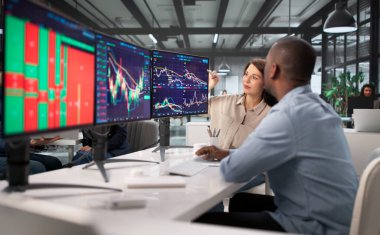 Çoklu bilgisayar monitörleri kullanarak çeşitli takımlarla hisse senedi ticareti. Afro-Amerikan Finans Komisyoncusu A Grubu Koçluğu