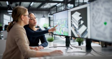 Kentsel Gayrimenkul Analizi İçin GIS Haritalama Aracı Kullanan Genç Kadın.