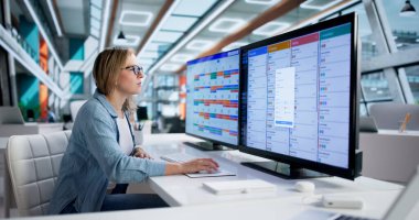 Ofis Ekranlarında Kanban 'la Çoklu Proje Düzenleyen Yönetici Kadın.