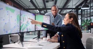 GIS Yazılımı kullanarak Şehir Projelerini Haritalayan Emlak Ekibi: Değerlendirme