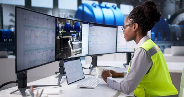 Genç Kadın Mühendis 3D CAD yazılımıyla Endüstriyel Sistemleri İyimseliyor