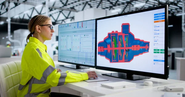 Genç Mühendis İmalat Laboratuvarında Mekanik 3B Model Tasarımı.