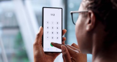 Tecrit edilmiş klinikteki kadın acilen akıllı telefondan acil durum numarasını arıyor..