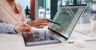 Kadın Tasarımcı, 3D CAD Yazılım kullanarak Elektrikli Araba Planları Yapıyor