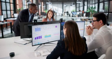 Finansal veriler inceleniyor, Ofisteki çeşitli analistler grubu. Analistlerden oluşan çeşitli bir ekip