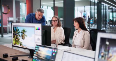 Yaratıcı Takım Masaüstü Bilgisayarlarını kullanarak Grafik Tasarım Projelerinde İşbirliği Yapıyor