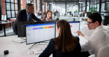 Kadın ve erkek satış için CRM yazılımını kullanıyor..