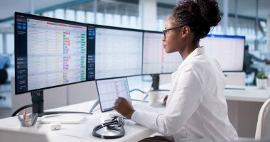 Siyahi İşkadını Ofisteki Bilgisayar Teknolojisini kullanarak Hastane Yönetimi Faturası