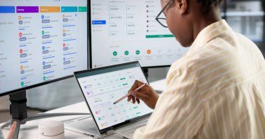 Sanal Çalışan Yönetimi: Afro-Amerikan Kadın Etkili İzleme Teknolojisinden Kullanıyor