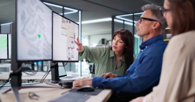 Kıdemli Geliştirici ve Planlayıcı arazi grafiğini ölçmek için bilgisayarı kullanır