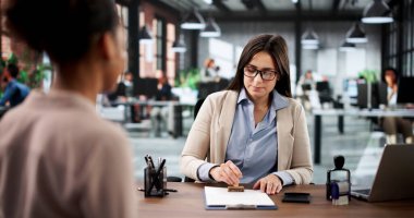 Hukuk Bürosu 'nda tescil için marka belgelerini tasdik eden genç bir kadın..