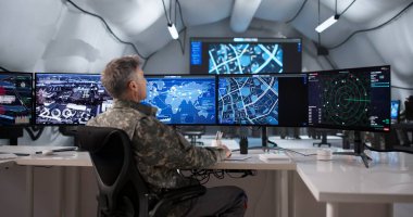 Modern Ordu Subayı Saha Gözetleme Operasyonu için Masaüstü Bilgisayarı kullanıyor