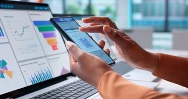 Afrika-Amerikalı İş Analisti Akıllı Telefon Piyasa Verilerini Analiz Ediyor