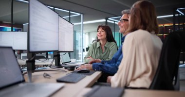 Kıdemli Geliştiriciler Şirket Ofisinde Çevik Programlama Metodolojisi Üzerine İşbirliği Yaptılar