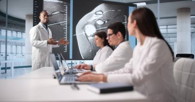 Çeşitli geçmişlere sahip radyologlar Klinik Konferansında İşbirliği Yapar.