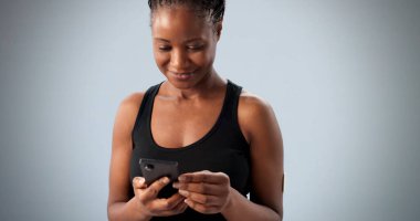 Akıllı Telefon Uygulamasıyla Kan Şekerini İzleyen Mutlu Afrikalı Amerikalı Kadın