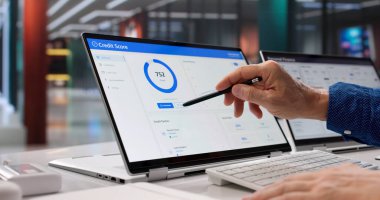 İş başvurusu için dizüstü bilgisayarda kredi puanı analizi yapan adam. Başarılı Finans.