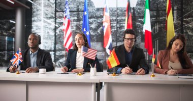 Çeşitli geçmişlerden liderler, Stratejik Küresel İş Zirvesi için toplandılar.