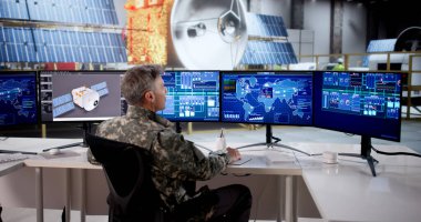 Yenilikçi Uzay Mühendisi Gelişmiş Yazılım kullanarak Güneş enerjili Uydular Oluşturdu.