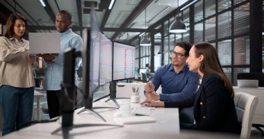 Afrikalı Amerikalı bir kadın Bill 'e bilgisayar kullanıyor..