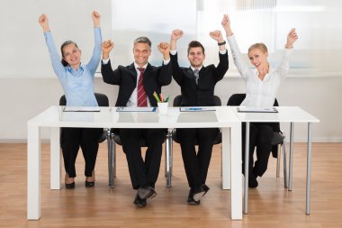 Ofiste heyecanlı iş adamları