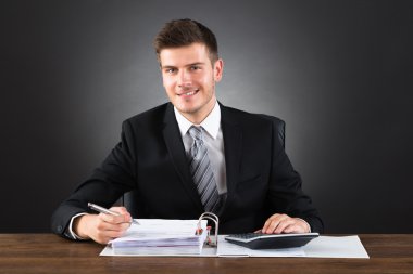 İşadamı fatura kontrol