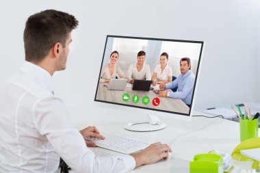 Meslektaşları ile işadamı video konferans