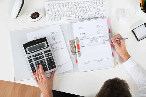 Unternehmer berechnet Rechnung — Stockfoto