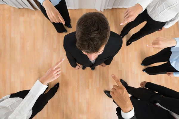 Ondernemers wijzend op zakenman — Stockfoto