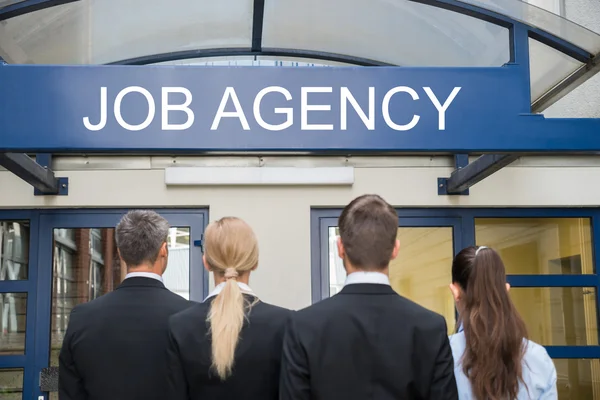 Entreprises debout en dehors de l'agence d'emploi — Photo