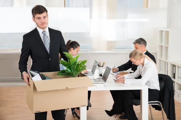 Geschäftsmann trägt Habseligkeiten bei der Arbeit — Stockfoto