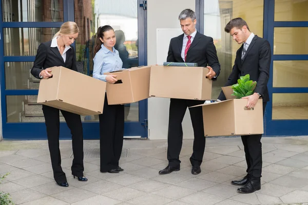 Ongelukkig ondernemers met kartonnen dozen buiten — Stockfoto