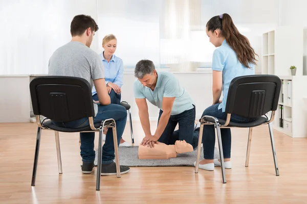 Istruttore Insegnamento Primo Soccorso Tecnica Cpr — Foto Stock