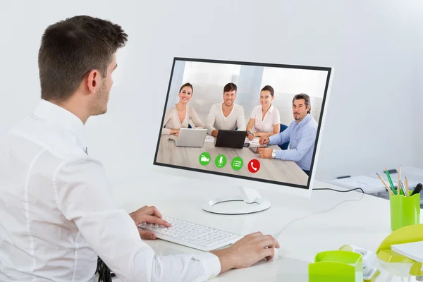 Biznesmen wideokonferencji z kolegami — Zdjęcie stockowe