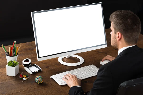 Zakenman werken op desktop computer — Stockfoto