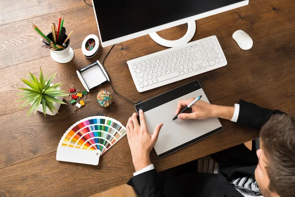 Diseñador masculino usando tableta gráfica digital — Foto de Stock