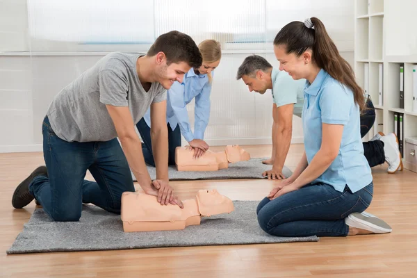 Group Of Students Learning Cpr — Stock Photo, Image