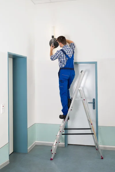 Electrician Repairing Light — Stock Photo, Image