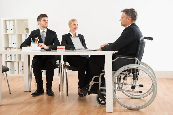 Empresário Deficiente Discutindo com seus colegas de trabalho — Fotografia de Stock