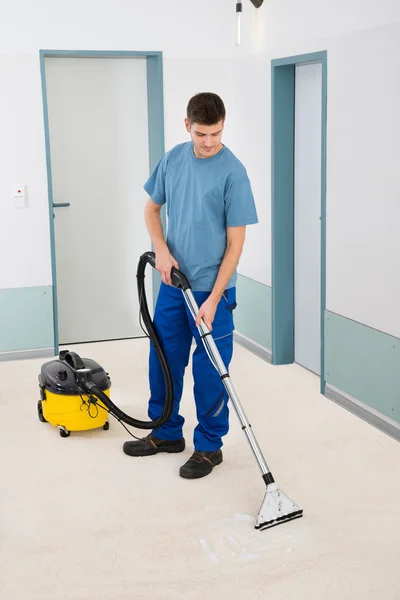 Male Cleaner Vacuuming Floor — Stock Photo, Image