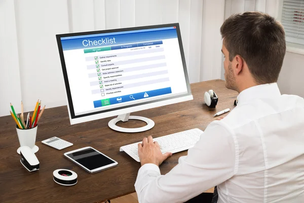 Zakenman vullen Checklist formulier op Computer — Stockfoto