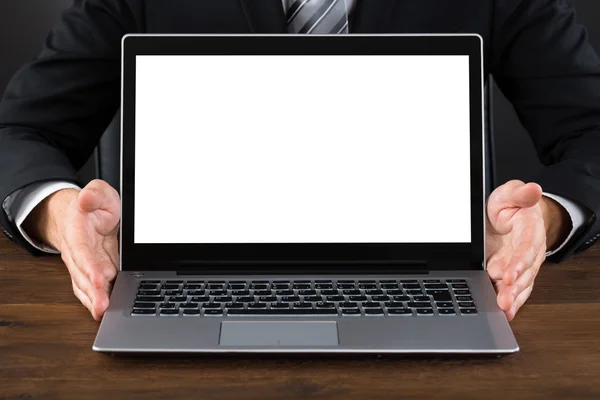 Detail podnikatel ukazující Laptop — Stock fotografie