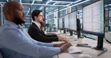 Çeşitli Takım Çalışmaları Faturaları ve Ofisteki Bilgisayarların Verileri. Hesap Tablosu ve Belgelerle Çalışan İnsanlar