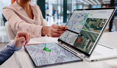 Gayri menkul için Dijital Kadastro Haritası kullanan Kadın Şehir Planlayıcı.