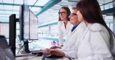 Hastane ofislerindeki Masaüstü Ekranlarındaki Tıbbi Fatura Kodları İnceleniyor.