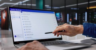 Çevrimiçi Bankacılık Hesabı için Elektronik Formu Tamamlayan Adam