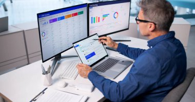 Adam satışları arttırmak için CRM Pazarlama Öncü Retention Sistemi kullanıyor. İş Dünyası Satıcısı Müşteri Alımı Sistemi Kullanıyor